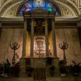 Per ammirare la Madonna col Bambino originale ci spostiamo dunque nel centro storico del �paese dei fiori�, l� dove si erge la Concattedrale di San Michele Arcangelo. Entriamo attraversando la navata centrale e arrivando sino ai piedi di un altare posto all�interno di una cappella situata alla sinistra della cattedra principale